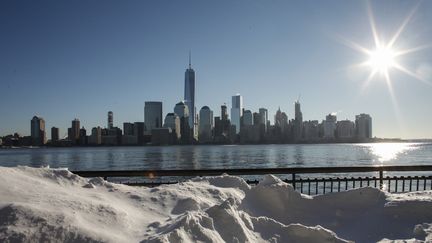 La température oscillait toujours autour de zéro, mais le soleil a pu aider à faire oublier les presque 70 cm de neige tombés en 24 heures sur New York. (KENA BETANCUR / AFP)