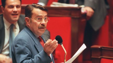 Le député Jean-Pierre Michel, l'un des rapporteurs de la proposition de loi sur le Pacs, le 13 octobre 1999 dans l'hémicycle de l'Assemblée nationale. (ERIC FEFERBERG / AFP)