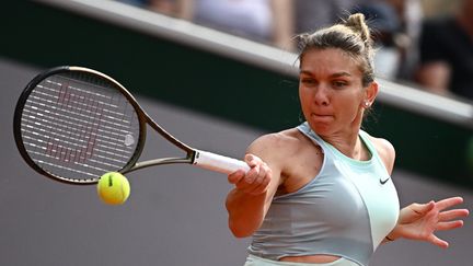 Simona Halep a été éliminée au deuxième tour de Roland-Garros 2022 par&nbsp;Qinwen Zheng, jeudi 26 mai. (ANNE-CHRISTINE POUJOULAT / AFP)