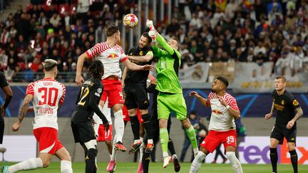 Andriy Lunin sort dans sa surface lors du huitième de finale de Ligue des champions remporté par le Real Madrid contre le RB Leipzig à la Red Bull Arena, le 13 février 2024. (ODD ANDERSEN / AFP)