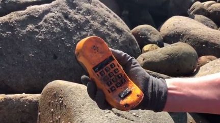 Régulièrement, la mer rejette de gros téléphones jaunes Garfield en Bretagne. D'où viennent-ils ? Le mystère a été résolu. (FRANCE 3)