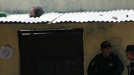 La t&ecirc;te d'un d&eacute;tenu g&icirc;t sur un toit apr&egrave;s une altercation entre gang rivaux &agrave; la prison de San Pedro Sula (Honduras), le 29 mars 2012. (REUTERS)