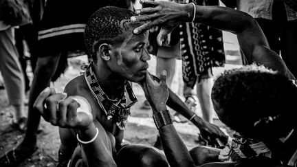 Les hommes veulent aussi être séduisants. Une sorte de masque est peint sur leur visage. Ce "maquillage" annonce leur changement de statut au sein de la tribu. (JEAN-PIERRE DUVERGE)