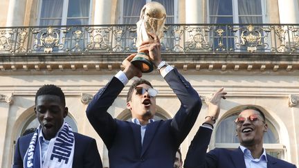 Les joueurs de l'équipe de France de football sont reçus à l'Élysée, au lendemain de leur victoire en finale de Coupe du monde.&nbsp; (LUDOVIC MARIN / POOL)