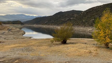 Le barrage de Vinça, à un niveau historiquement bas pour la saison (Boris Loumagne / RADIOFRANCE)