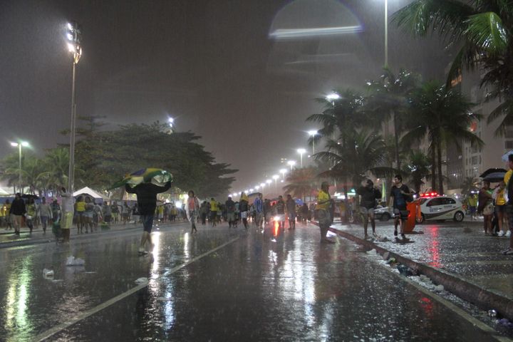 &nbsp; (Des supporters quittent Copacabana sous la pluie © RF/GA)