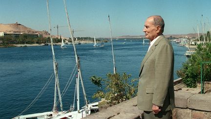 Le président de la République François Mitterrand se tient au bord du Nil,&nbsp;à Assouan, sur la terrasse de sa suite à l'hôtel "Old Cataract", le 28 février 1995. (MANOOCHER DEGHATI / AFP)