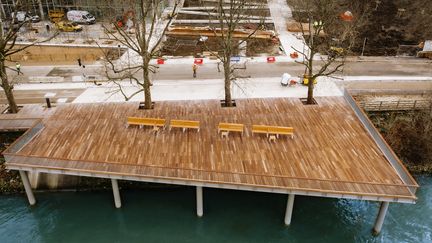 Les berges de Seine ont été réhabilitées, permettant un accès piéton et cyclable. Une terrasse avançant sur la Seine a également vu le jour afin de permettre aux athlètes et officiels de se promener et de se reposer au bord de l'eau. Une fois les Jeux terminés, cet espace sera à la disposition des habitants et travailleurs du nouveau quartier. (©SOLIDEO – Dronepress)