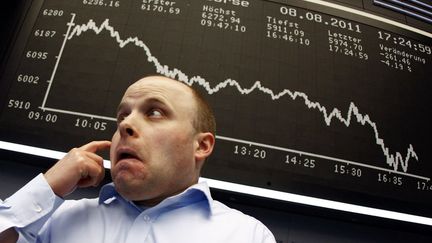 Un trader &agrave; la bourse de Francfort (Allemagne), le 8 ao&ucirc;t 2011. (KAI PFAFFENBACH / REUTERS)