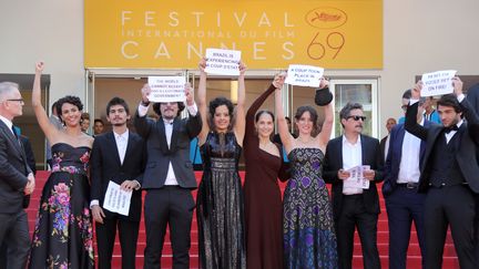 L'équipe du seul film brésilien en compétition au festival de Cannes, "Aquarius",&nbsp;proteste&nbsp;sur&nbsp;les marches contre la destitution de la présidente Dilma Rousseff, le 17 mai 2016. (VALERY HACHE / AFP)