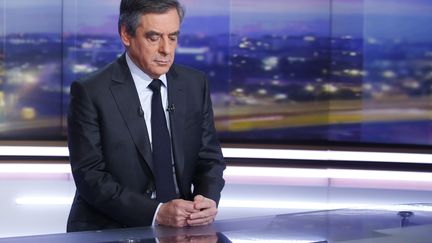 François Fillon sur le plateau du journal de 20h de TF1. (PIERRE CONSTANT / POOL)