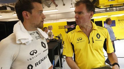 Alan Permane (à droite) sera encore plus proche des pilotes, notamment Jolyon Palmer (à gauche) (JEAN MICHEL LE MEUR / DPPI MEDIA;JEAN MICHEL LE MEUR)