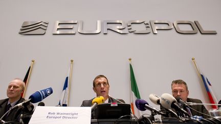 Le patron de&nbsp;l'Office europ&eacute;en de police Europol,&nbsp;Rob Wainwright, pendant une conf&eacute;rence de presse &agrave; La Hague (Pays-Bas)&nbsp;le 4 f&eacute;vrier 2013. (ROBIN VAN LONKHUIJSEN / ANP)