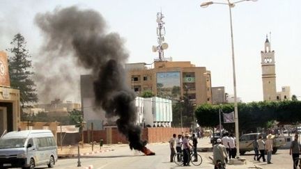 Des dizaines de personnes protestaient le 26 juillet dernier à Sidi Bouzid. (AFP PHOTO / MOKHTAR)