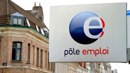 L'enseigne d'une agence de P&ocirc;le emploi &agrave; Lille (Nord), le 4 juin 2013. (PHILIPPE HUGUEN / AFP)