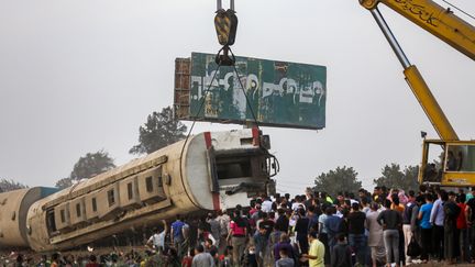 Huit wagons d'un train ont train déraillé au niveau de la cité agricole de Toukh (Egypte), dimanche 18 avril 2021. (AYMAN AREF / AFP)