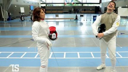 Le champion olympique Maxime Pauty initie l'animatrice Faustine Bollaert à l'escrime&nbsp;à l'occasion de la Journée olympique Paris 2024 prévue le 26 juin 2022. (FRANCE INFO: SPORT)