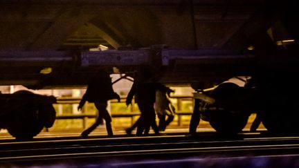 Des migrants sur le site d'Eurotunnel, le 5 ao&ucirc;t 2015 &agrave; Calais (Pas-de-Calais).&nbsp; (PHILIPPE HUGUEN / AFP)