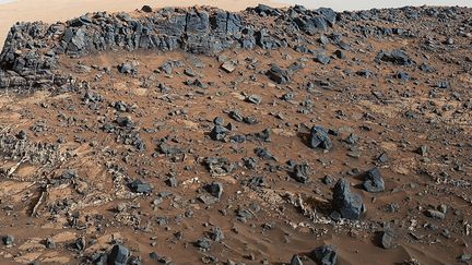 Photo du sol de Mars envoyée par le robot Curiosity, et&nbsp;rendue publique par la Nasa le 13 novembre 2015. (NASA / JPL-CALTECH / MSSS)