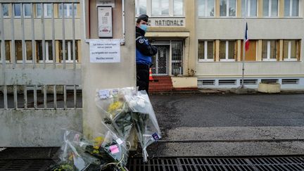 Devant la gendarmerie d'Ambert dans le Puy-de-Dôme, le 23 décembre 2020, après la mort de trois gendarmes lors d'une opération. (OLIVIER CHASSIGNOLE / AFP)