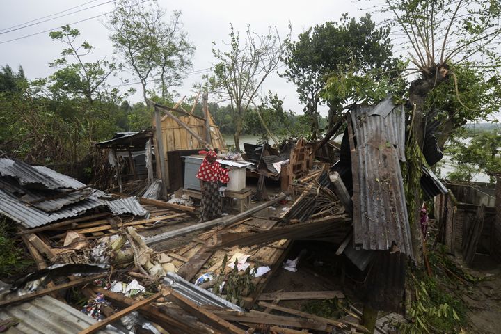 Des habitations détruites après le passage du cyclone Amphan, jeudi 21 mai 2020, dans le district de Satkhira (Bangladesh). (MUNIR UZ ZAMAN / AFP)