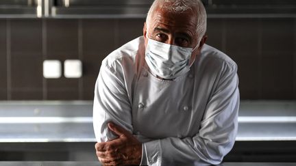 Le chef étoilé Guy Savoy dans la cuisine de son restaurant "La Monnaie de Paris" le 19 mai 2020 (CHRISTOPHE ARCHAMBAULT / AFP)