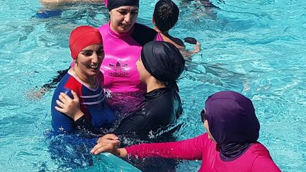 Des militantes de l'association Alliance citoyenne qui défendent le port du burkini à la piscine municipale Jean-Bron de Grenoble, le 23 juin 2019. (EVE MOULINIER / MAXPPP)