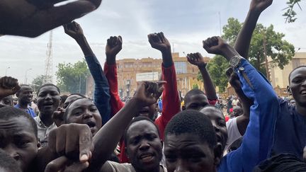 Des soutiens aux forces de sécurité nigériennes, réunies après le coup d'Etat, le 27 juillet 2023 à Niamey. (- / AFP)