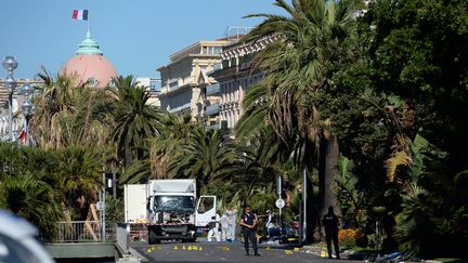 Le camion qui a foncé sur la foule, sur la promenade des Anglais à Nice, au lendemain de l'attaque, le 15 juillet 2016.&nbsp; (MAXPPP)