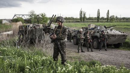 Des soldats ukrainiens, pr&egrave;s de Sloviansk (Ukraine),&nbsp;observant le cessez-le-feu ent&eacute;rin&eacute; vendredi 5 septembre 2014. (SANDRO MADDALENA / NURPHOTO / AFP)