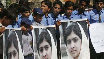 Des &eacute;tudiants se mobilisent pour la jeune Malala Yousufzai, gri&egrave;vement bless&eacute;e par les talibans, le 13 octobre 2012 &agrave; Karachi (Pakistan).&nbsp; (NASEER AHMED / REUTERS)