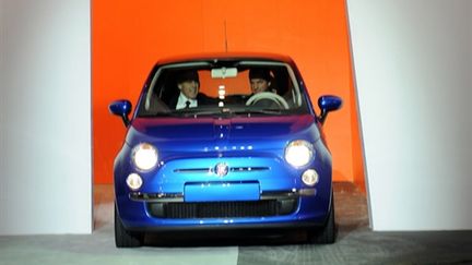 Avril 2009 : la Fiat 500 présentée à New York par le vice-président de Chrysler contrôlé par le contructeur l'italien. (AFP)