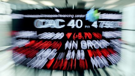 Le CAC 40 pris en photo à La Défense, près de Paris, le 9 mars 2020. (ERIC PIERMONT / AFP)