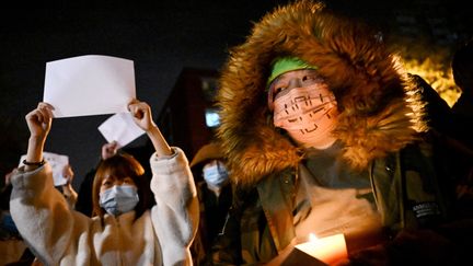 Dimanche, une foule de manifestants&nbsp;est descendue dans la rue notamment à Pékin, contre les&nbsp;restrictions anti-Covid. (NOEL CELIS / AFP)