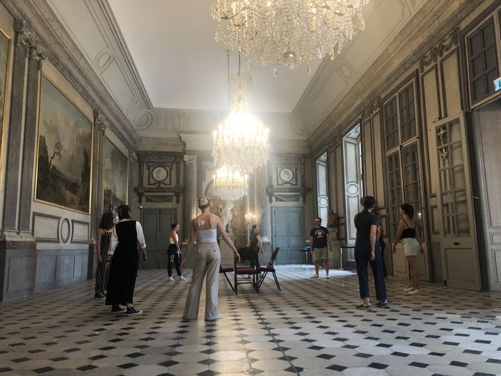 Atelier de danse organisé par la chorégraphe&nbsp;Emmanuelle Vo-Dinh dans une salle de l'historial Jeanne D'Arc, le 25 août 2022. (MARIANNE LEROUX)