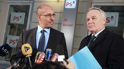 Le premier secr&eacute;taire du PS, Harlem D&eacute;sir (&agrave; g.), et le Premier ministre, Jean-Marc Ayrault, devant le si&egrave;ge du parti &agrave; Paris, le 29 janvier 2013. (PIERRE VERDY / AFP)