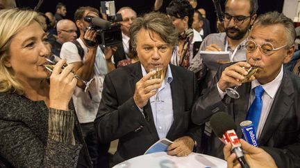 Jean Roucas, avec Marine Le Pen et Gilbert Collard, le 15 septembre 2013 &agrave; Marseille. (  MAXPPP)