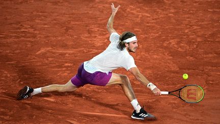 Stefanos Tsitsipas lors de son quart de finale à Roland-Garros, le 8 juin 2021. (MARTIN BUREAU / AFP)