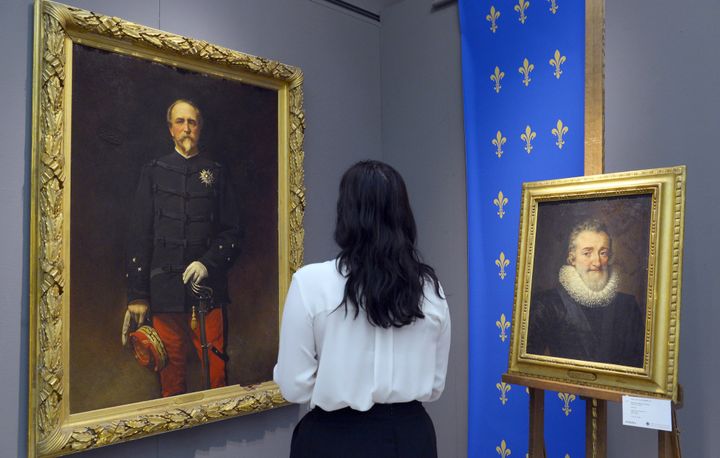 Portraits d'Henri d'Orléans (à gauche) et du roi Henri IV (à droite) faisant partie de la vente. 
 (BERTRAND GUAY / AFP)