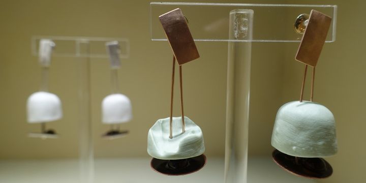 Parcours bijoux 2017, exposition Gourmandises à la Galerie Naïla de Monbrison : boucles d'oreilles mobiles "Marshmallow" en céramique et or de Géraldine Luttenbacher
 (Corinne Jeammet)