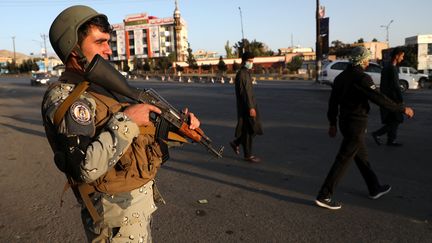 Un policier afghan surveille un point de contrôle, le 28 septembre 2019, à Kaboul. (OMAR SOBHANI / REUTERS)