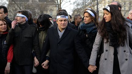 &nbsp; (Luz (g), Patrick Pelloux (c) et Zineb El Rhazoui (d) participent, main dans la main, à la marche contre le terrorisme, le 11 janvier 2015 à Paris © Maxppp)