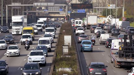 Le p&eacute;riph&eacute;rique parisien, le 10 avril 2015. (MIGUEL MEDINA / AFP)