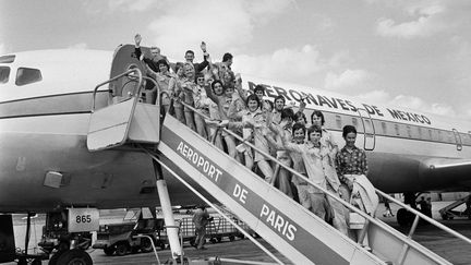 Les joueuses de l'équipe de France, le 7 août 1971 à Paris, juste avant de partir au Mexique pour leur première Coupe du monde. (MARCEL BINH / AFP)