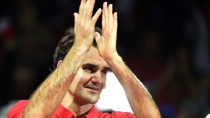 Federer, en larmes, entre un peu plus dans l'histoire (PHILIPPE HUGUEN / AFP)