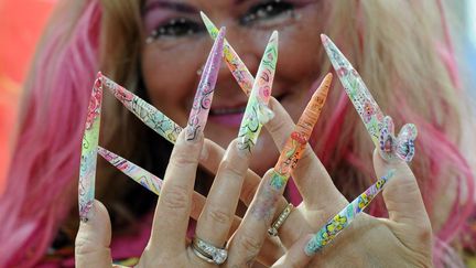 Une femme pose avec ses faux-ongles sur le Salon international de la beaut&eacute; &agrave; D&uuml;sseldorf (Allemagne), le 11 mars 2012. (HENNING KAISER / DPA / MAXPPP)