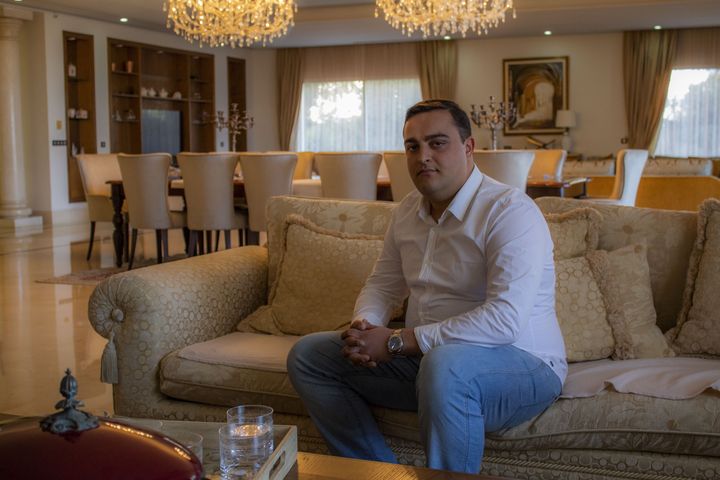 Ahmed Jarraya dans sa villa aux Berges du lac à Tunis, le 10 février 2021. (ELISE LAMBERT/FRANCEINFO)