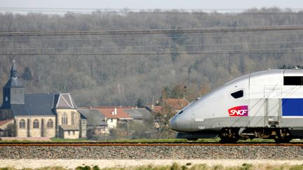 Un train de la SNCF passe devant la commune de&nbsp;Chalon-sur-Sa&ocirc;ne (Sa&ocirc;ne-et-Loire). (MEIGNEUX / SIPA)