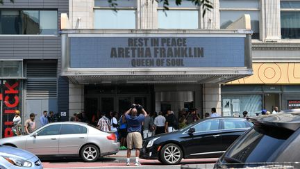 Des fans se rassemblent devant l'Apollo Theater à New York jeudi 16 août pour rendre hommage à Aretha Franklin, morte le même jour. (DIA DIPASUPIL / GETTY IMAGES NORTH AMERICA)