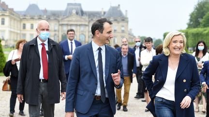 Marine Le Pen et Laurent Jacobelli, candidat aux élections régionales dans le Grand Est, le 8 juin 2021 au château de Lunéville (Meurthe-et-Moselle). (JEAN-CHRISTOPHE VERHAEGEN / AFP)